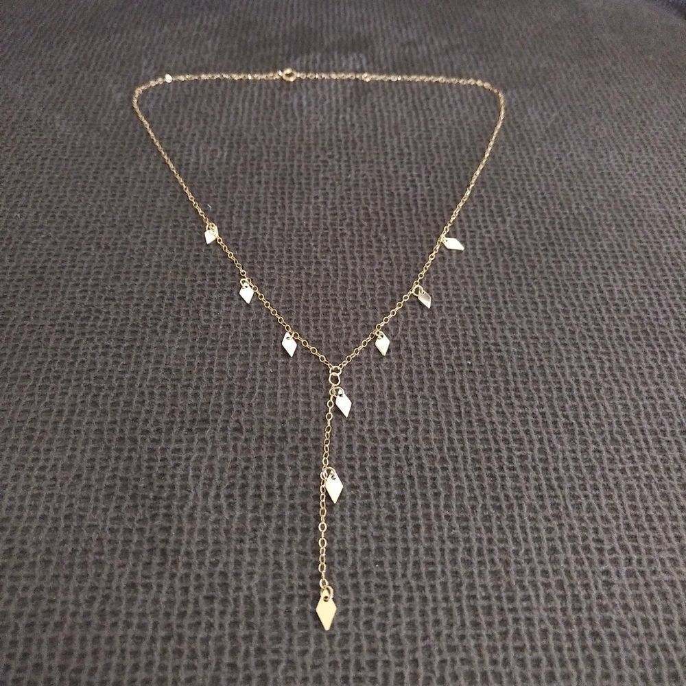 Choker style necklace with diamond♦ shaped accents